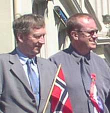 Rune Forsdal (t.v.) fra svenske Ed kommune og Erland Lundqvist, deltok som naboer til Halden i 2005-feiringen den 17. mai. Foto: Privat