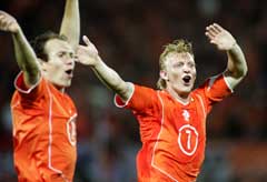 Nederlands to målscorere Arjen Robben (t.v) og Dirk Kuyt jubler etter seieren over Romania. (Foto: AP/Scanpix)