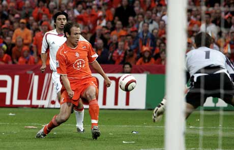 Arjen Robben scorer 1-0 målet mot Romania. (Foto; AFP/Scanpix)