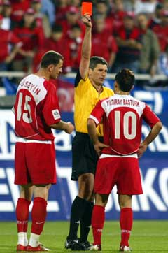 Tyrkias Yildiray Basturk fikk rødt kort i kampen mot Hellas. (Foto: AP/Scanpix)