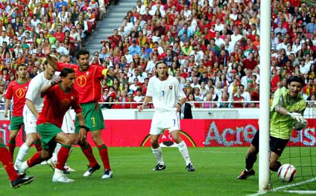 Fernando Meira scorer Portugals første mål mot Slovakia. (Foto: AFP/Scanpix)