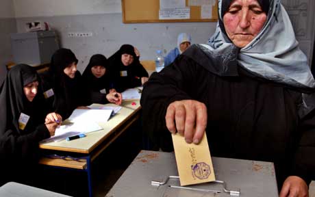 En kvinnelig Hizbollah-tilhenger stemmer i landsbyen Jabsheet. (Foto: Reuters/Scanpix)