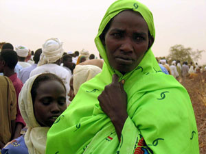 Over 2 mill mennesker er drevet på flukt, blant dem denne kvinnen i flyktningleiren Zam Zam nord i Darfur. (Foto: AFP/Scanpix) Over 2 mill mennesker er drevet på flukt, blant dem denne kvinnen i flyktningleiren Zam Zam nord i Darfur. (Foto: AFP/Scanpix)