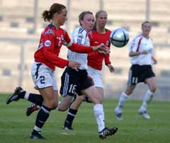Midtstopper Ane Stangeland i kamp med Tysklands målscorer Conny Pohlers i åpningskampen. (Foto: AFP/Scanpix) Midtstopper Ane Stangeland i kamp med Tysklands målscorer Conny Pohlers i åpningskampen. (Foto: AFP/Scanpix)