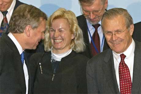 Forsvarsminister Kristin Krohn Devold går godt sammen med sin amerikanske kollega Donald Rumsfeld. Her er de sammen med NATOs generalsekretær Jaap de Hoop Scheffer på NATO-møtet i Nice i Frankrike 10. februar i år. (Foto: Lionel Cironneau/AP/Scanpix)