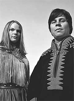Det samiske bandet Adjagas har fått æren av å åpne årets Glastonbury-festival i Storbritannia. Gruppen så dagens lys i 2004 med de unge joikerne Sara Marielle Gaup og Lawra Somby (bildet) i front: Foto: Knut Åserud.