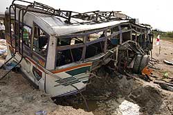 Ikke mye igjen av bussen som ble bombet at maoistene i Nepal. Foto: AP/Scanpix