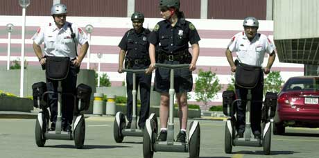 Atlanta-politiet i USA på Segway i april 2002. (Foto: AP/Scanpix)