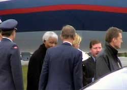 Nelson Mandela ble møtt av venner og livvakter. (Foto: NRK)