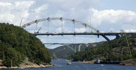 Den nye broa åpnes for trafikk 12.juni. Den gamle broa ser du i bakgrunnen (Foto: Berit Roald / SCANPIX . )