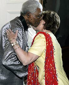 Mandela får en klem av dronning Sonja under torsdagens audiens på slottet. Foto: Scanpix Mandela får en klem av dronning Sonja under torsdagens audiens på slottet. Foto: Scanpix