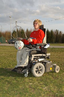 Journalist Heidi Wexels Riser i avisa Raumnes har skrevet saken om Simen som trosser sitt handikap og er med på det lokale fotballaget. (Foto: Heidi Wexels Riser, avisa Raumnes)