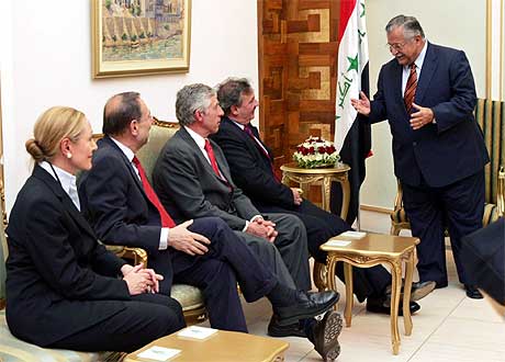 P VISITT: Iraks president Jalal Talabani nsket EU-firklveret (f.h.) Bettina Ferrero-Waldner, Javier Solana, Jack Straw og Jean Asselborn velkommen til Bagdad. Foto: AP/Scanpix.