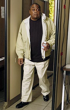 Bob Jones er en av de som har vitnet mot Michael Jackson i overgrepssaken mot ham. Her ankommer han rettslokalet 11. april i år. Foto: Phil Klein, AP Photo / Scanpix.