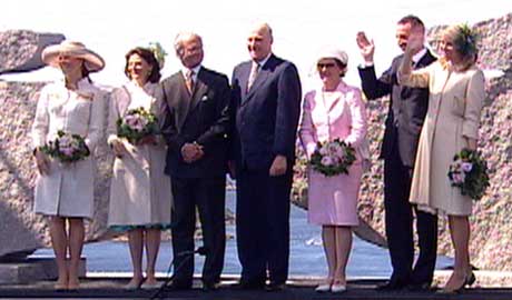 De to kongefamilien foran tusenvis av fremmøtte. (Foto: NRK)