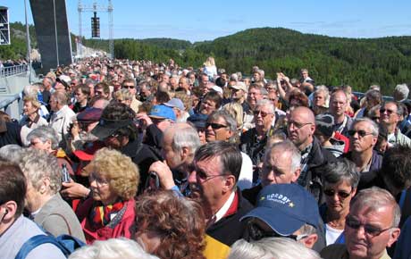 Rundt 15000 mennesker var samlet til folkefest på den nye Svinesundsbrua. (Foto: Stephan Reis NRK)
