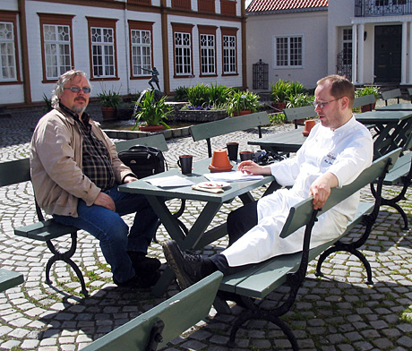 Bilde: Ærverdige Ringve gård i Trondheim danner rammen når radiokokk Inge Johnsen og Tron Soot-Ryen disker opp i Norgesglasset i sommer. (Foto: Per Kristian Johansen) Bilde: Ærverdige Ringve gård i Trondheim danner rammen når radiokokk Inge Johnsen og Tron Soot-Ryen disker opp i Norgesglasset i sommer. (Foto: Per Kristian Johansen)