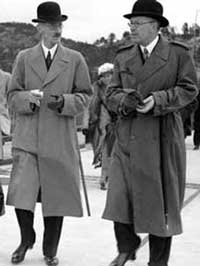 Åpningen av Svinesund bru i 1946. Til venstre ser vi kong Haakon sammen med kronprins Gustav Adolf av Sverige Foto: NTB arkiv / SCANPIX 