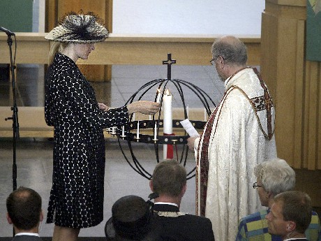 Kronprinsesse Mettte-Marit tenner lys under den økumeniske gudstjenesten i Ishavskatedralen søndag. (Foto: Jan-Morten Bjørnbakk, SCANPIX )