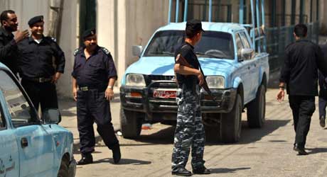 Palestinsk politi holder vakt utenfor en bygning der de dømte skal føres ut (Scanpix/AP)