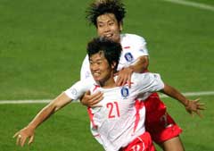 Park Ji Sung (foran) jubler etter å ha scoret mot Portugal i VM i 2002. (Foto. AP/Scanpix)