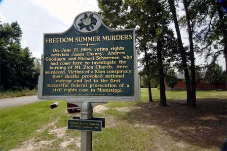 Dette minnnesmerke er sett opp utanfor metodistkyrkja som vart sett i brann av Ku Klux Klan-medlemer. (Foto: AFP/Scanpix)