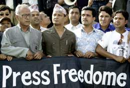 Journalistforbundets leder Bishnu Nisthuri (foran med lue) og andre journalister under dagens demonstrasjon for større pressefrihet (Scanpix/AFP)