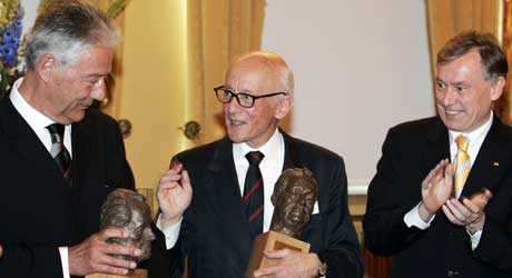 Horst Köhler (t.h.) applauderte da Kåre Willoch (i midten) og Björn Engholm fikk prisene sine (Erlend Aas/Scanpix)