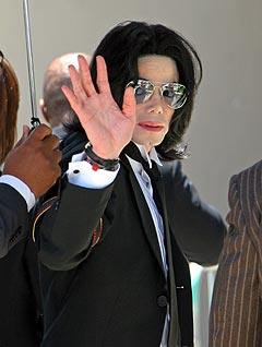 Michael Jackson ankommer rettslokalet for siste gang i barnemishandlingssaken. Foto: Michael Mariant, AP Photo / Scanpix.