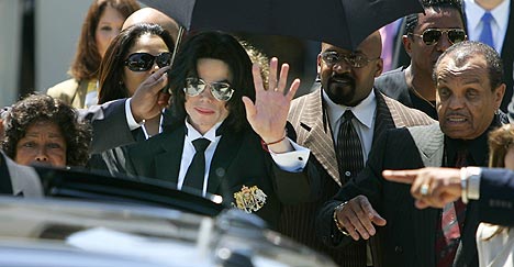 Michael Jackson forlater rettslokalet i Santa Maria for siste gang, etter å ha blitt frikjent for anklagene om utuktig omgang med mindreårige. Foto: Haraz Ghanbari, AP Photo / Scanpix.