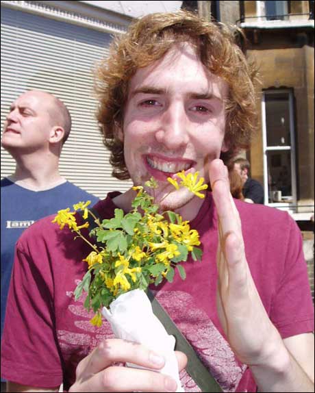  Engelsk student med halvtørr "blomsterbukett", pent pakket inn i et vått A4-ark.