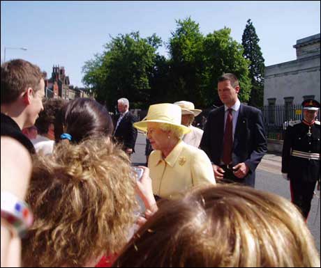  Dronning Elisabeth ankommer universitetsområdet.