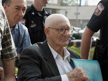 81 år gamle Edgar Ray Killen på vei inn i rettssalen mandag. Foto: AP/Scanpix)