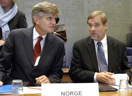 Bjørn T. Grydeland (t.v.) fra Molde blir ny president i ESA. Her sammen med utenriksminister Jan Petersen. Foto:AFP/Scanpix)