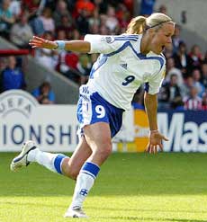 Finske Laura Kalmari jubler etter scoringen mot Danmark (Foto: Scanpix)