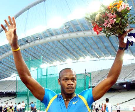 Asafa Powell kunne juble etter verdensrekorden i Athen (Foto: Scanpix)
