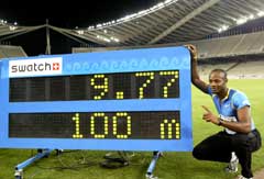 Asafa Powell viser frem sin nye rekord. (Foto: Reuters/Scanpix)