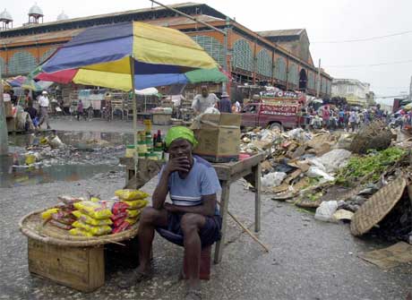 Haiti er et av verdens fattigste land. Samtidig som politiske ledere ble enige om valgkampen, satt denne kvinnen blant søppelet midt i hovedstaden Port-au-Prince. (Foto: Thony Belizaire/AFP/Scanpix)