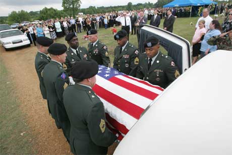 Krigen i Irak er kostbar, bde i penger og i menneskeliv. Her under begravelsen i Mississippi av en 29 r gammel soldat som ble drept i en eksplosjon i Irak. (Foto: AP/Scanpix)