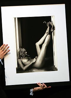 Et bilde av den britiske modellen Kate Moss, tatt av Sam Taylor Wood blir solgt på på auksjonshuset Christie's i London. Inntektene går til Elton John Aids Foundation. Foto: Stephen Hird, Reuters / Scanpix.