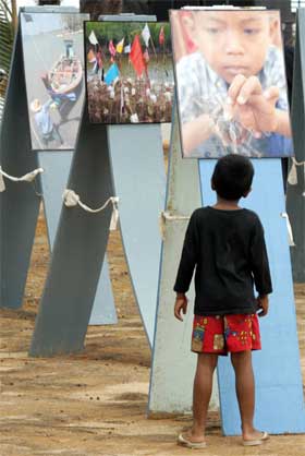 Mer enn 273.000 mennesker i 11 land omkom i flodbølgen i Sør- og Sørøst-Asia i desember i fjor. Bildet er fra en minnemarkering i Khao Lak i Thailand. (Foto: AFP/Scanpix) Mer enn 273.000 mennesker i 11 land omkom i flodbølgen i Sør- og Sørøst-Asia i desember i fjor. Bildet er fra en minnemarkering i Khao Lak i Thailand. (Foto: AFP/Scanpix)
