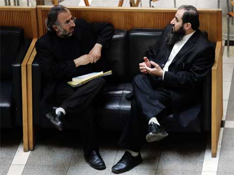 Mulla Krekar (t.h.) i samtale med sin bror, Khalid Faraj Ahmad, i Oslo Tinghus etter at kommunalminister Erna Solberg var ferdig med sin vitneforklaring i tingretten i dag. (Foto: Cornelius Poppe/Scanpix)