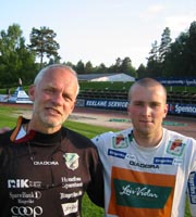 Trener Peter Engelbrektsson og målscorer John Anders Bjørkøy. Foto: NRK.