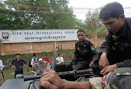 Soldater sitter på en militært kjøretøy utenfor skolen hvor gisseldramaet fant sted. Foto: AFP/Scanpix