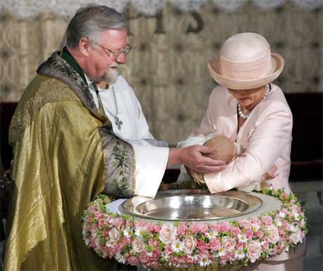 Dronning Sonja bar Leah Isadora til dåpen i Slottskapellet i dag. Biskop Ole Christian Kvarme utførte dåpen. (Foto: Lise Åserud / Scanpix)