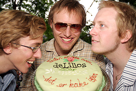 <b>Det er kake igjen:</b> De tre mest hardbarkede deLillos-fansene (f.v.) Dag G. Sørheim, Nils-Henrik Stokke og Trond Avtjern. Foto: Arne Kristian Gansmo, NRK.