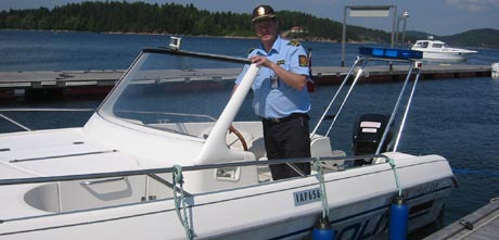 Den nye politibåten ligger ubrukt for det meste av tiden. Lensmann Hurum Reidar Foss. Foto: NRK.