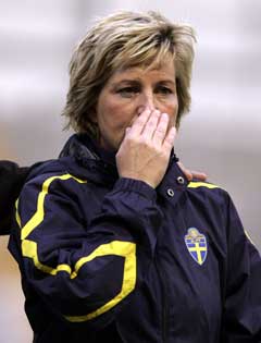 Sveriges trener Marika Domanski Lyfors gråt etter semifinale-tapet for Norge. (Foto: Reuters/Scanpix) 