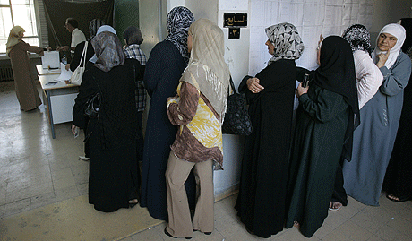 Libanesiske kvinner stod i kø i går for å stemme. Foto: AP/Scanpix