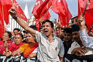Tilhengere at Nepals politiske partier demonstrerte mot kongen fredag. Foto: AP/Scanpix